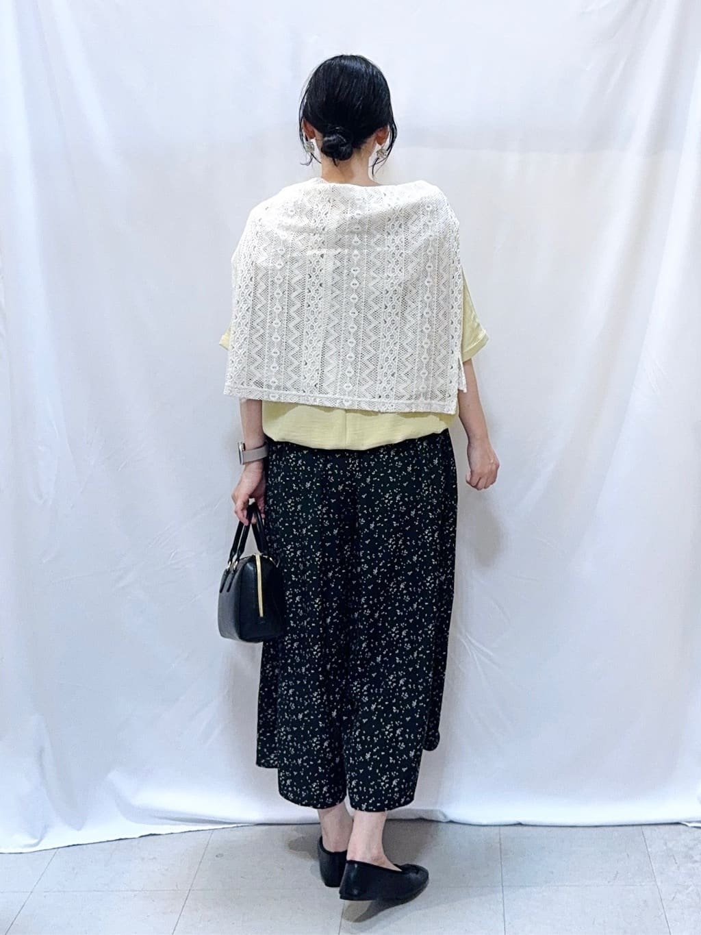 𝐇𝐢𝐫𝐨𝐦𝐢さんの「SHOO･LA･RUE｜【セットアップ可】レース使いが美しい バンドカラーシャツ」を使ったコーディネート