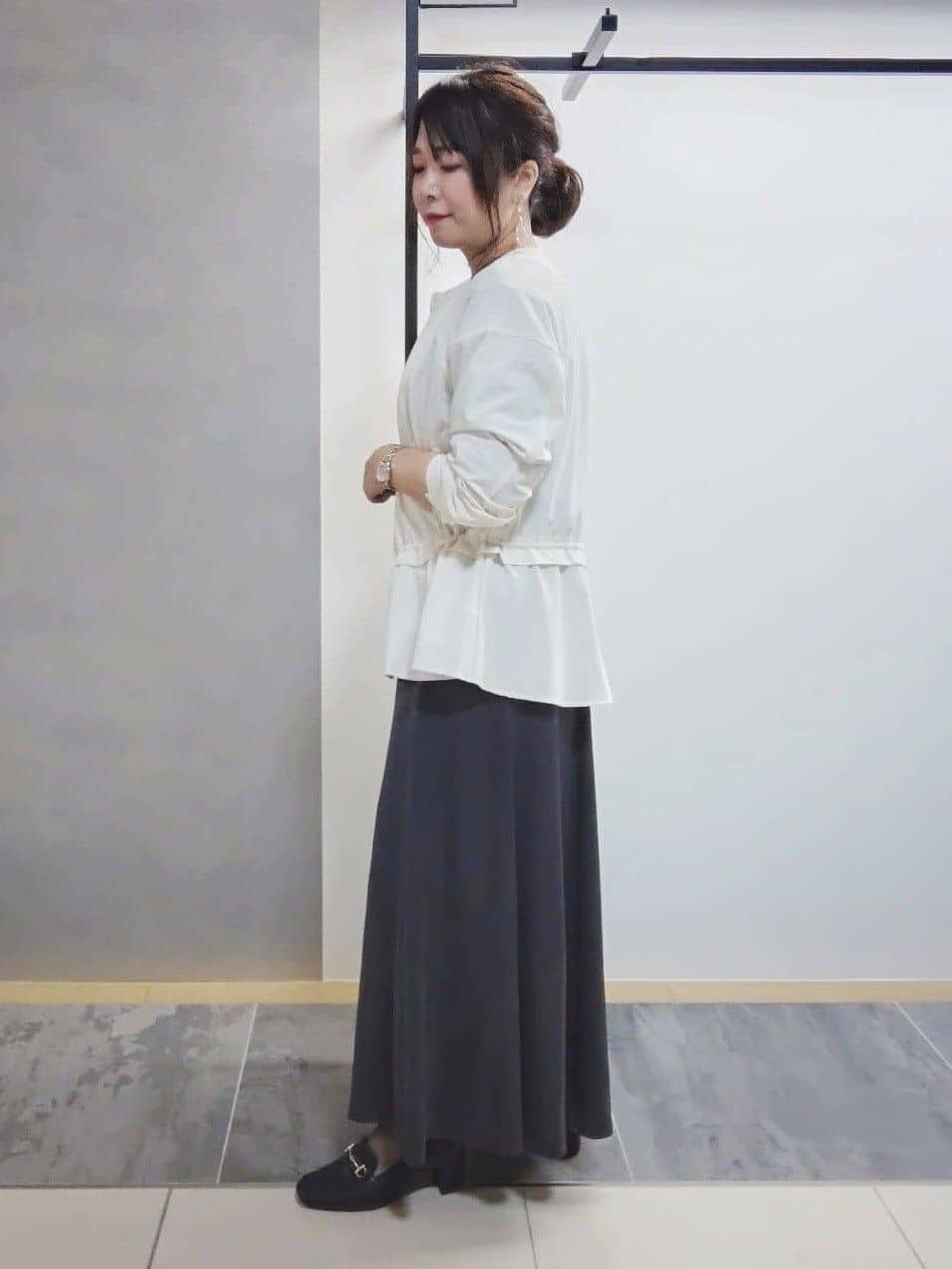 TOMOMIさんの「INDIVI｜【UVケア／セットアップ可能】スエード調サテンスカート」を使ったコーディネート