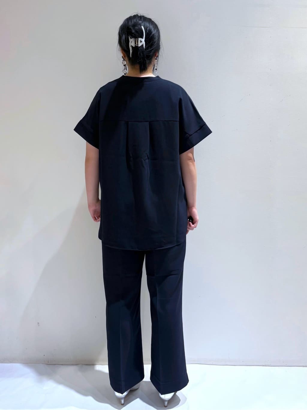 momoさんの「OPAQUE.CLIP｜《5色展開／SS-LLサイズ》スキッパー金ボタンブラウス／セットアップ対応【防シワ／ストレッチ／洗濯」を使ったコーディネート