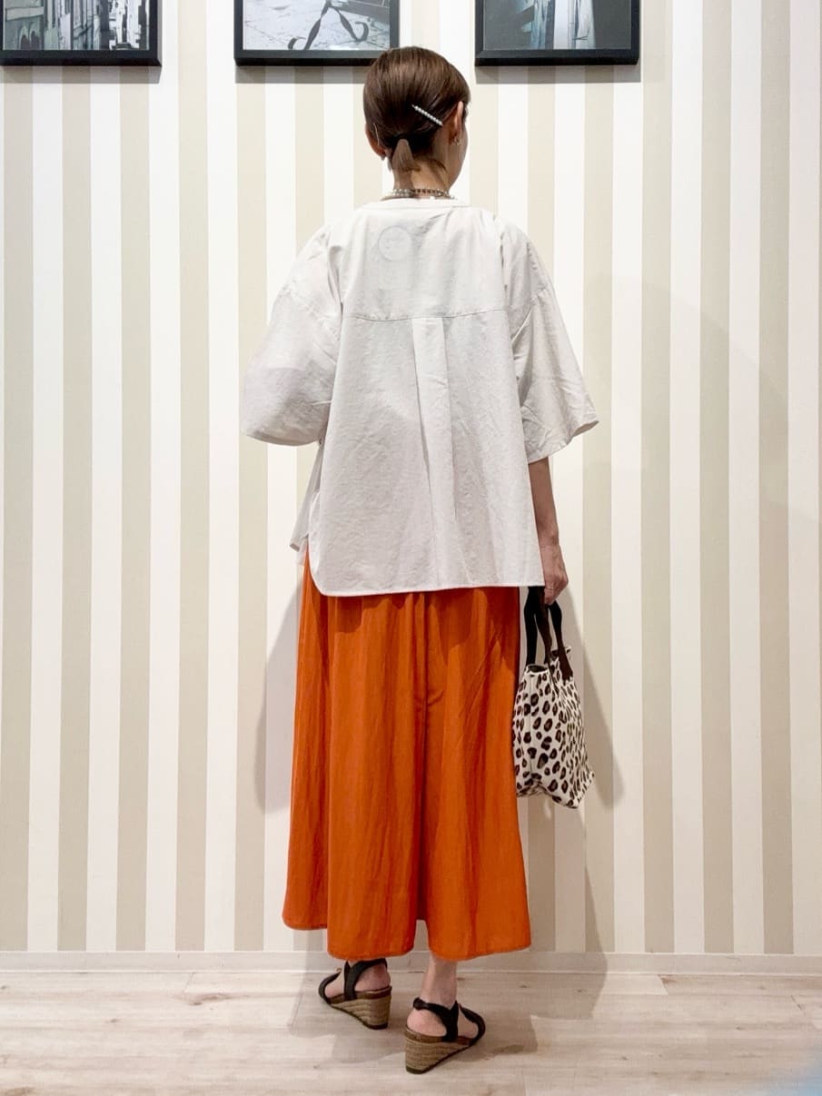 まつこさんの「SHOO･LA･RUE｜【S-LL/ひんやり/UV】選べる6柄でそれぞれ欲しくなる プリントTシャツ」を使ったコーディネート