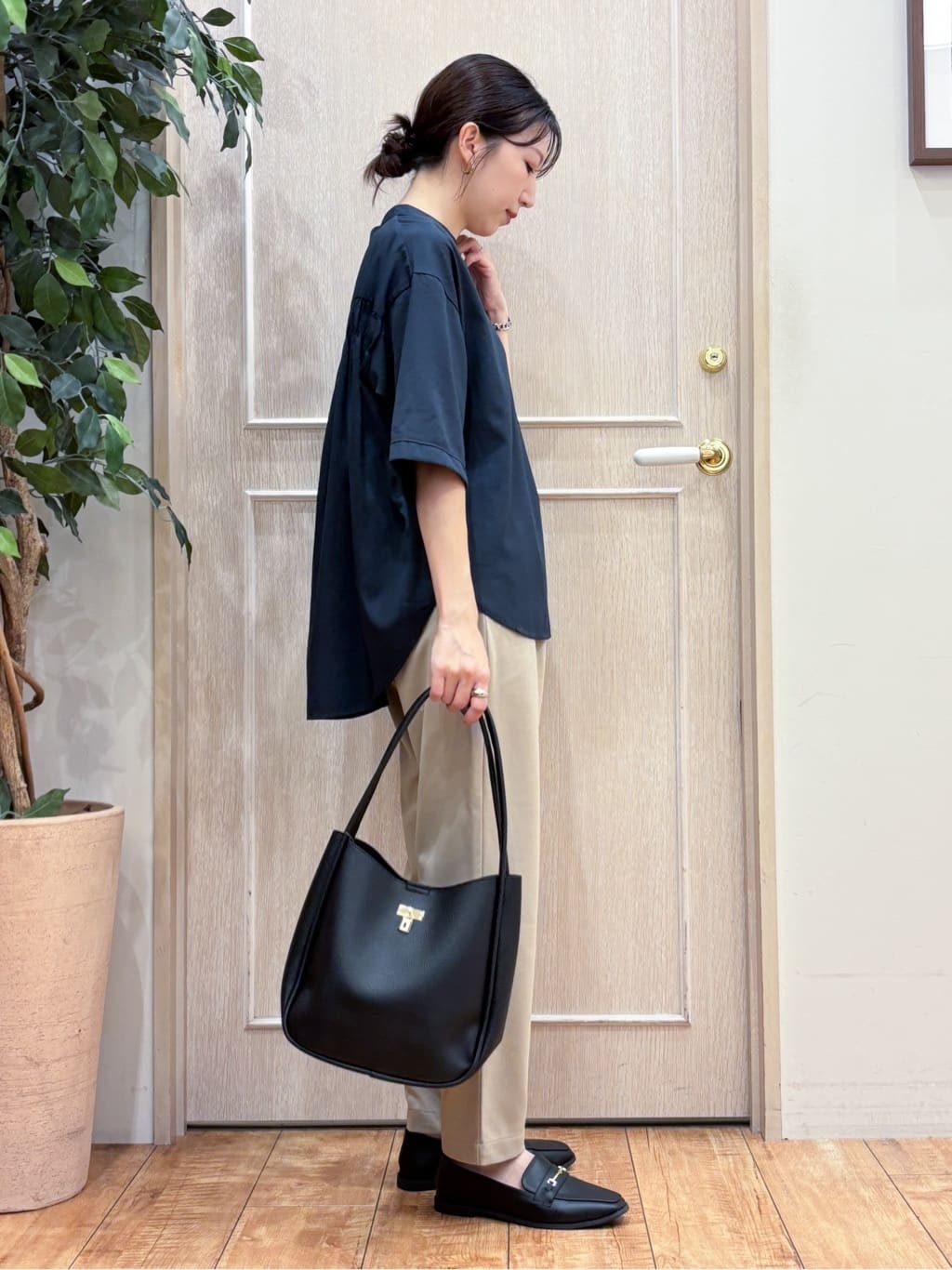 なみさんの「SHOO･LA･RUE｜【S-LL/洗濯後しわになりにくい】バックギャザーがアクセント スッキパーブラウス」を使ったコーディネート