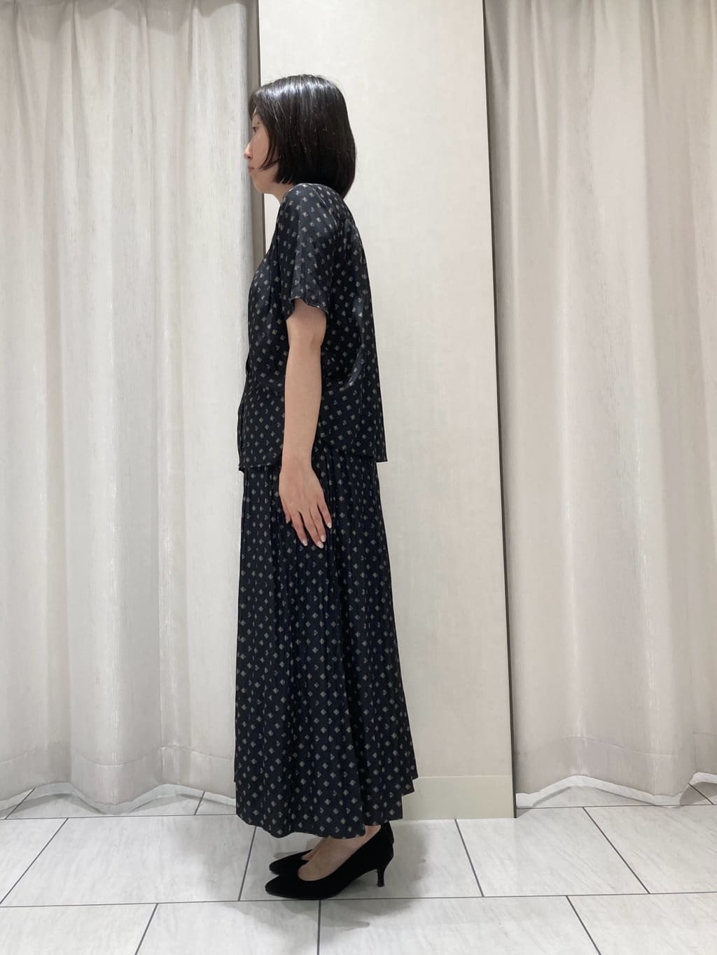 わたなべさんの「UNTITLED｜【セットアップ可/リラクシー/通勤】スクエアジオメ柄ブラウス」を使ったコーディネート
