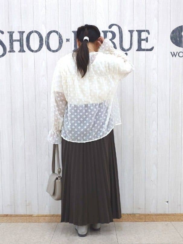 とろろさんの「SHOO･LA･RUE｜華やかにさをプラスする シアードビー シャーリングブラウス」を使ったコーディネート