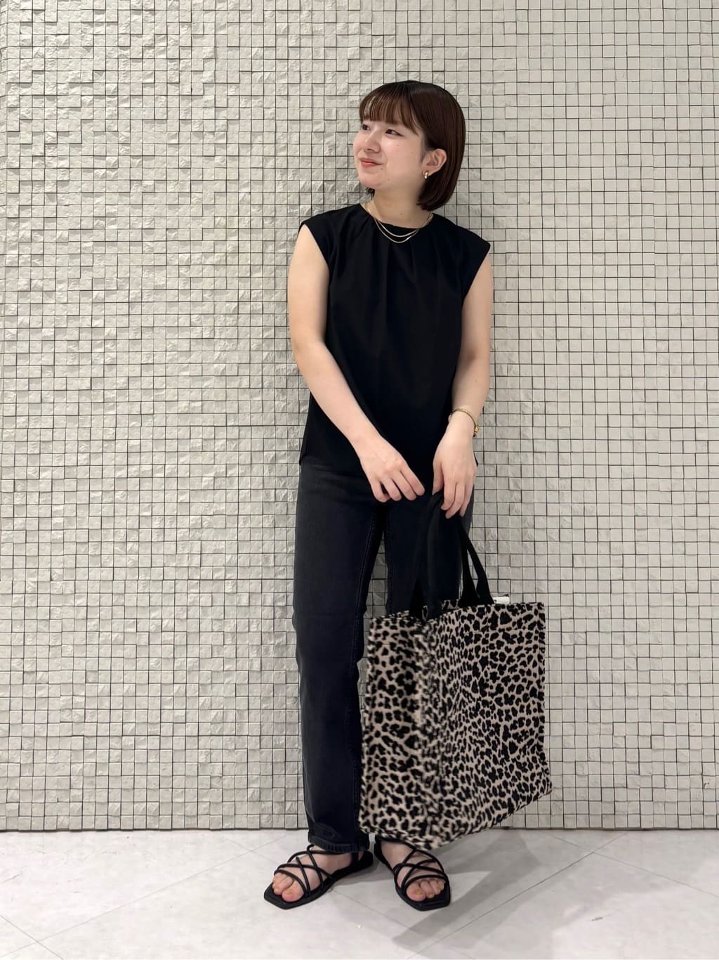 sakuさんの「INDIVI｜【褒められデニム】スリムストレート デニムパンツ」を使ったコーディネート