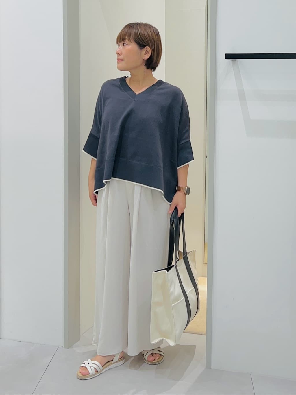 タナさんの「THE SHOP TK｜Vネックドルマンニット【毛玉になりにくい/洗濯機OK】」を使ったコーディネート