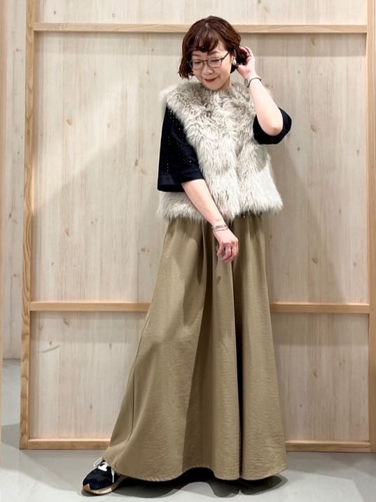 nakoさんの「THE SHOP TK｜フェイクファーベスト」を使ったコーディネート