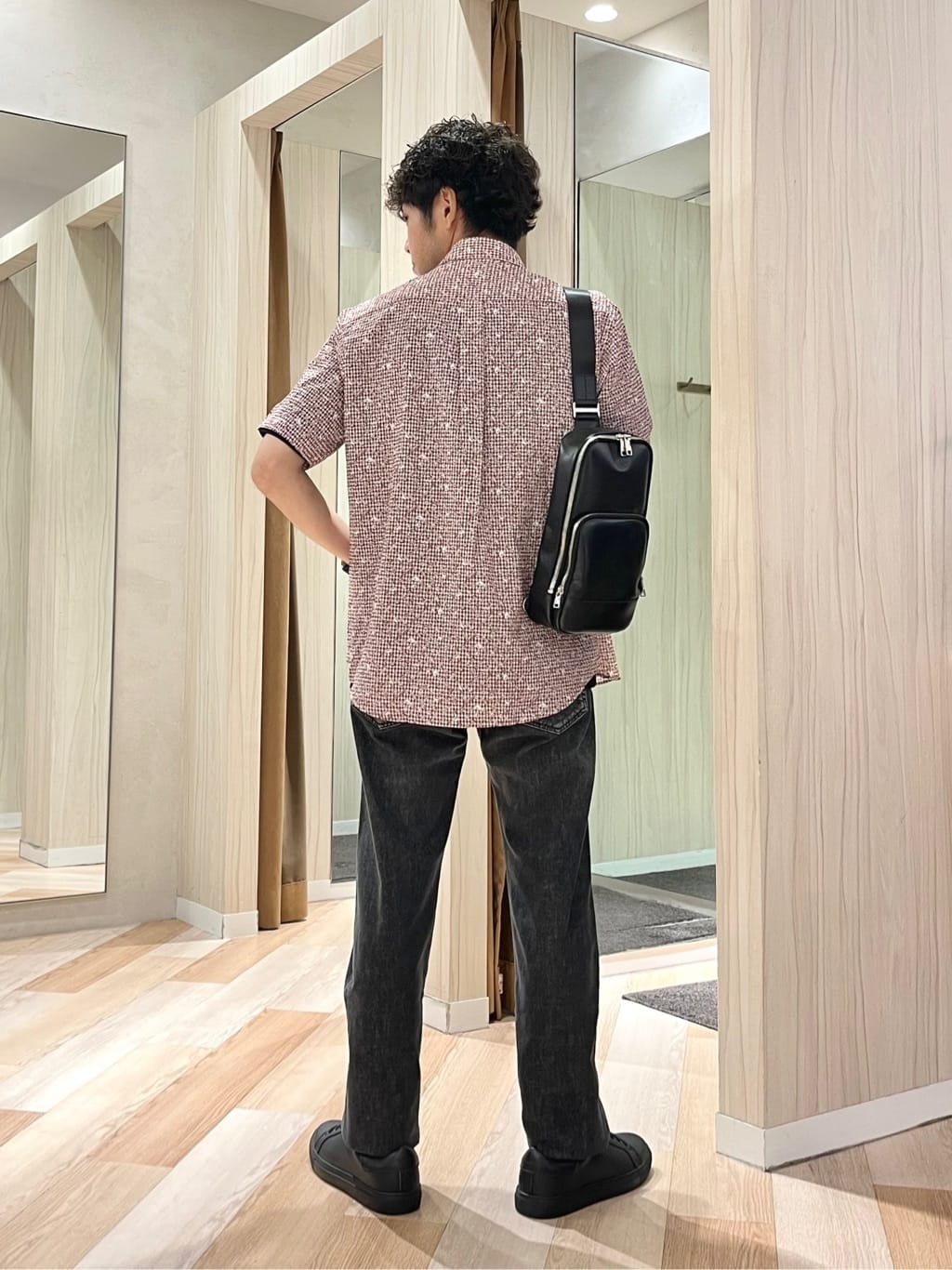 URAさんの「TAKEO KIKUCHI｜【モンスターストレッチ】日本製 ウォッシュド デニムパンツ」を使ったコーディネート