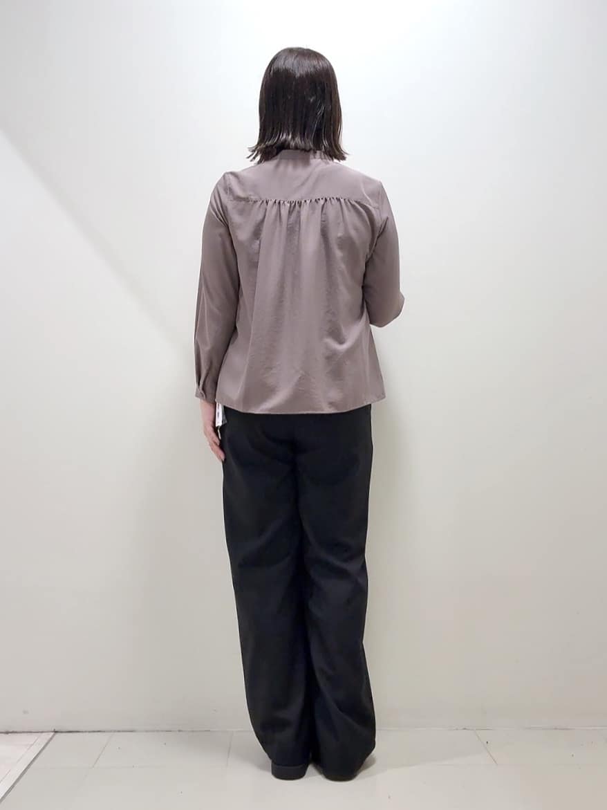 YUIさんの「UNTITLED｜【1枚で着映え/オンオフ着回し】フリルサテンブラウス」を使ったコーディネート