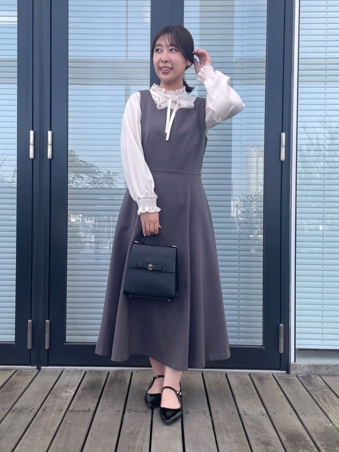 abeさんの「Couture brooch｜【フェミニン・通勤】タイ付きピコフリルブラウス」を使ったコーディネート