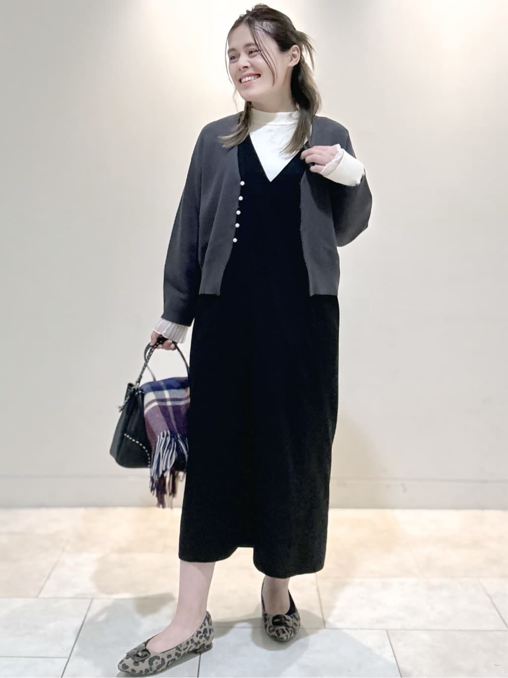 S&auml;K&iuml;さんの「Reflect｜【軽い羽織に◎／セットアップ可】パール調ボタン付きカーディガン」を使ったコーディネート