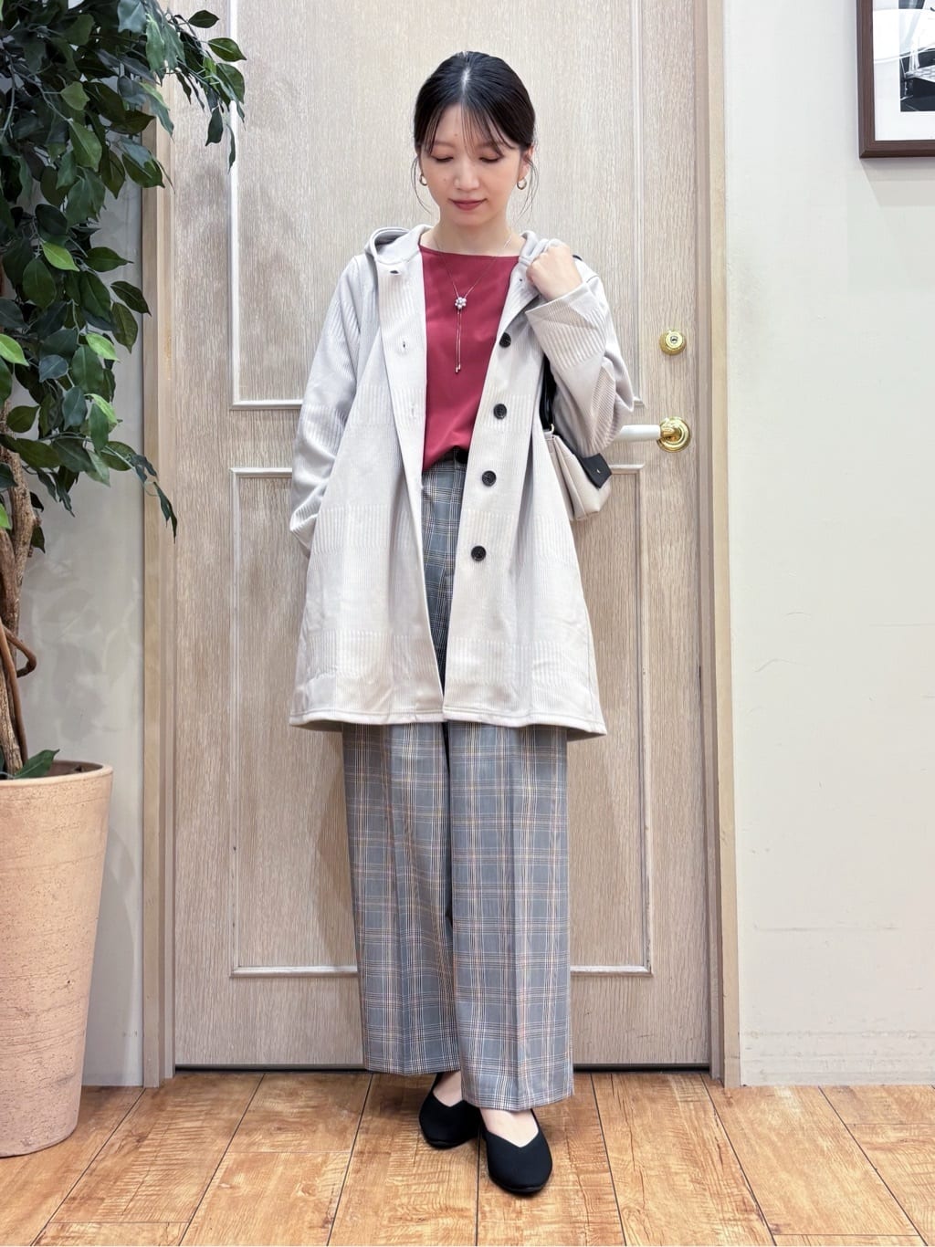 なみさんの「SHOO･LA･RUE｜【高レビュー/洗濯後しわになりにくい】1枚でサマ見え 8分袖ドルマンブラウス」を使ったコーディネート