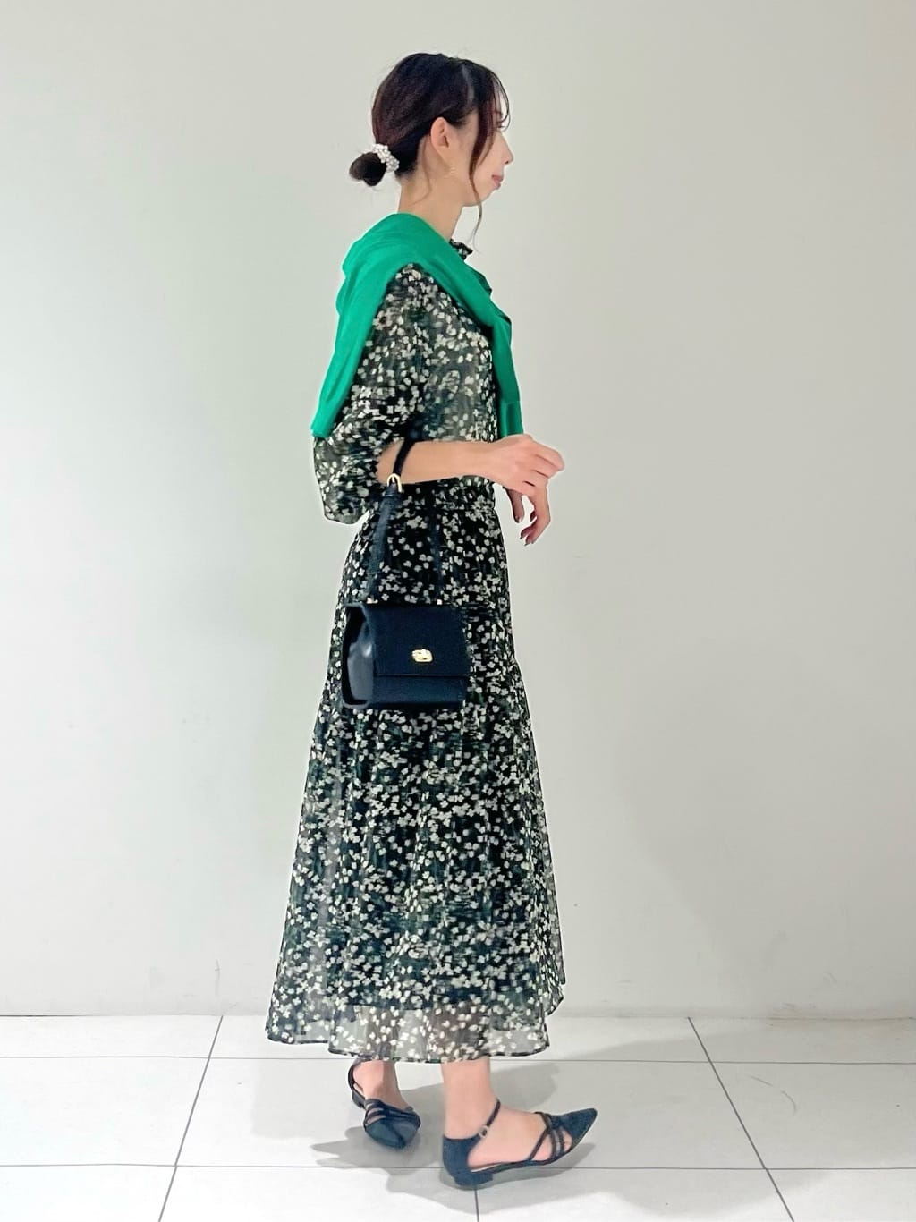 shioriさんの「INDIVI｜【秋映え柄/セットアップ可能】フラワーシフォンブラウス」を使ったコーディネート