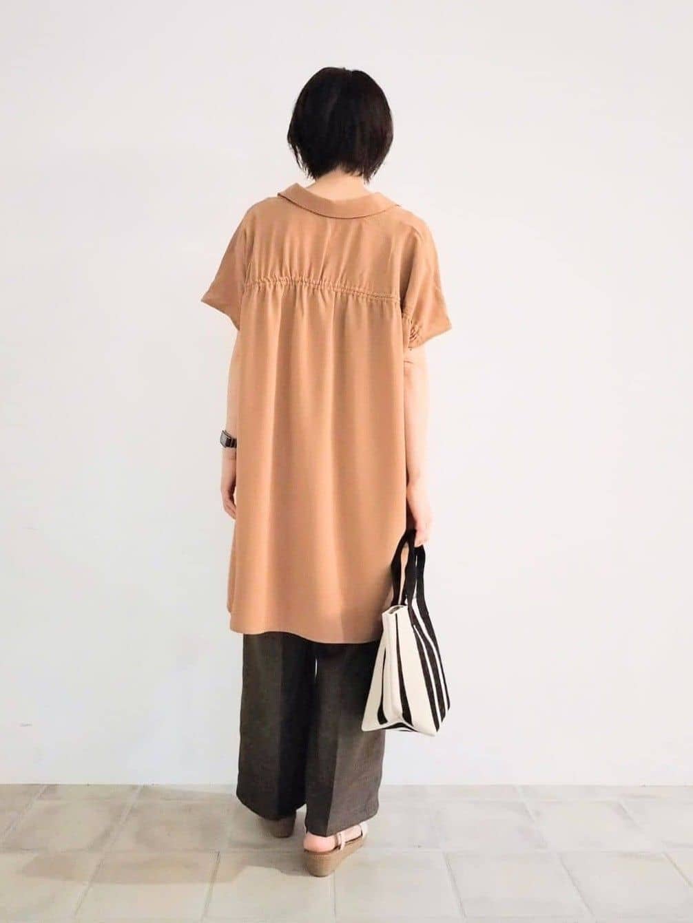 miomioさんの「SHOO･LA･RUE｜【S-LL/体型カバー】さらりとしたタッチが心地よい バックギャザーブラウス」を使ったコーディネート