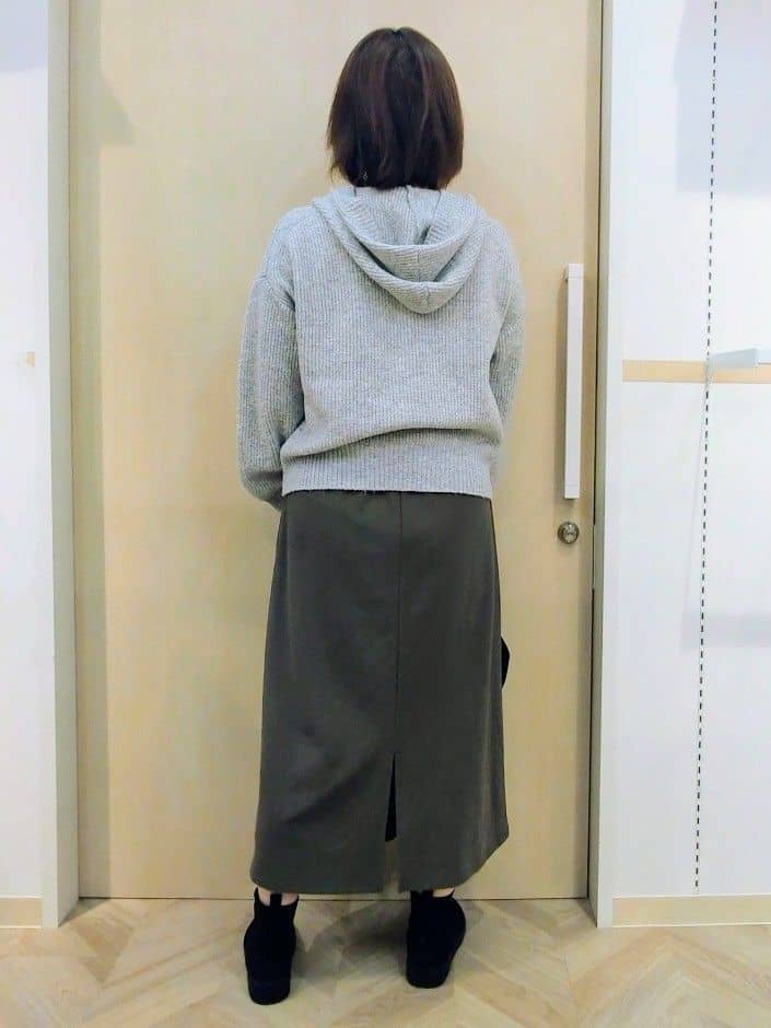 やすさんの「SHOO･LA･RUE｜【S-LL】お顔周りをすっきり魅せる ふんわり Vネックフードニット」を使ったコーディネート