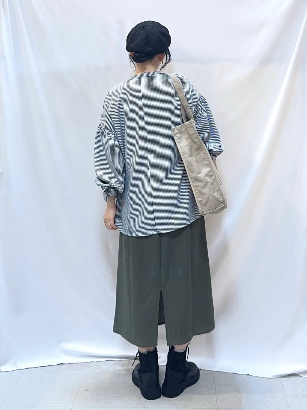 𝐇𝐢𝐫𝐨𝐦𝐢さんの「SHOO･LA･RUE｜【洗濯後しわになりにくい/吸水速乾/UVカット】着こなしで雰囲気いろいろ　お袖シャーリングシャツ」を使ったコーディネート