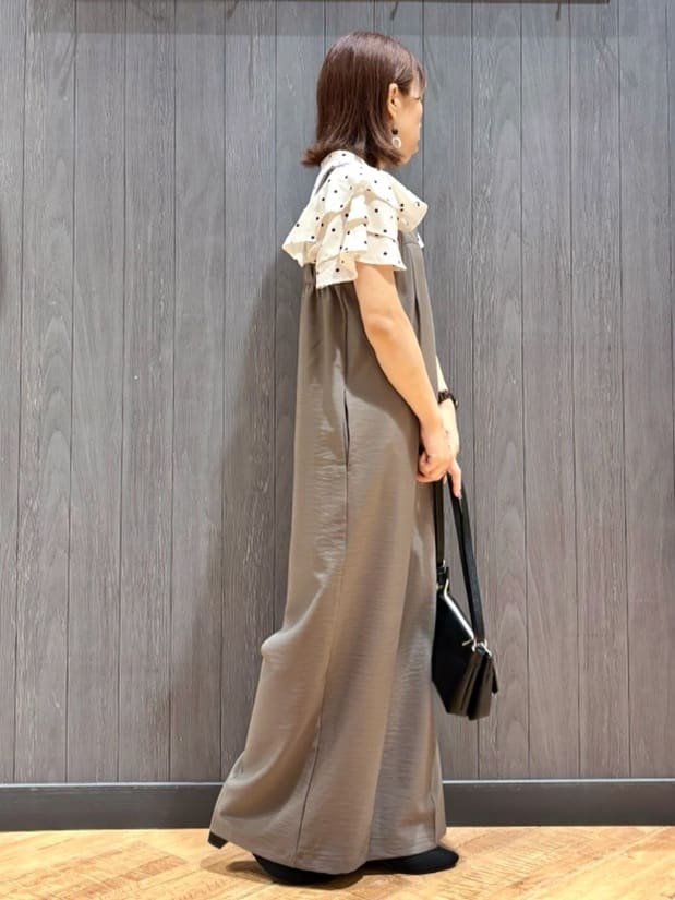 meiさんの「SHOO･LA･RUE｜【無地/ドット柄】お袖フリルが華やぐ きれいめブラウス」を使ったコーディネート