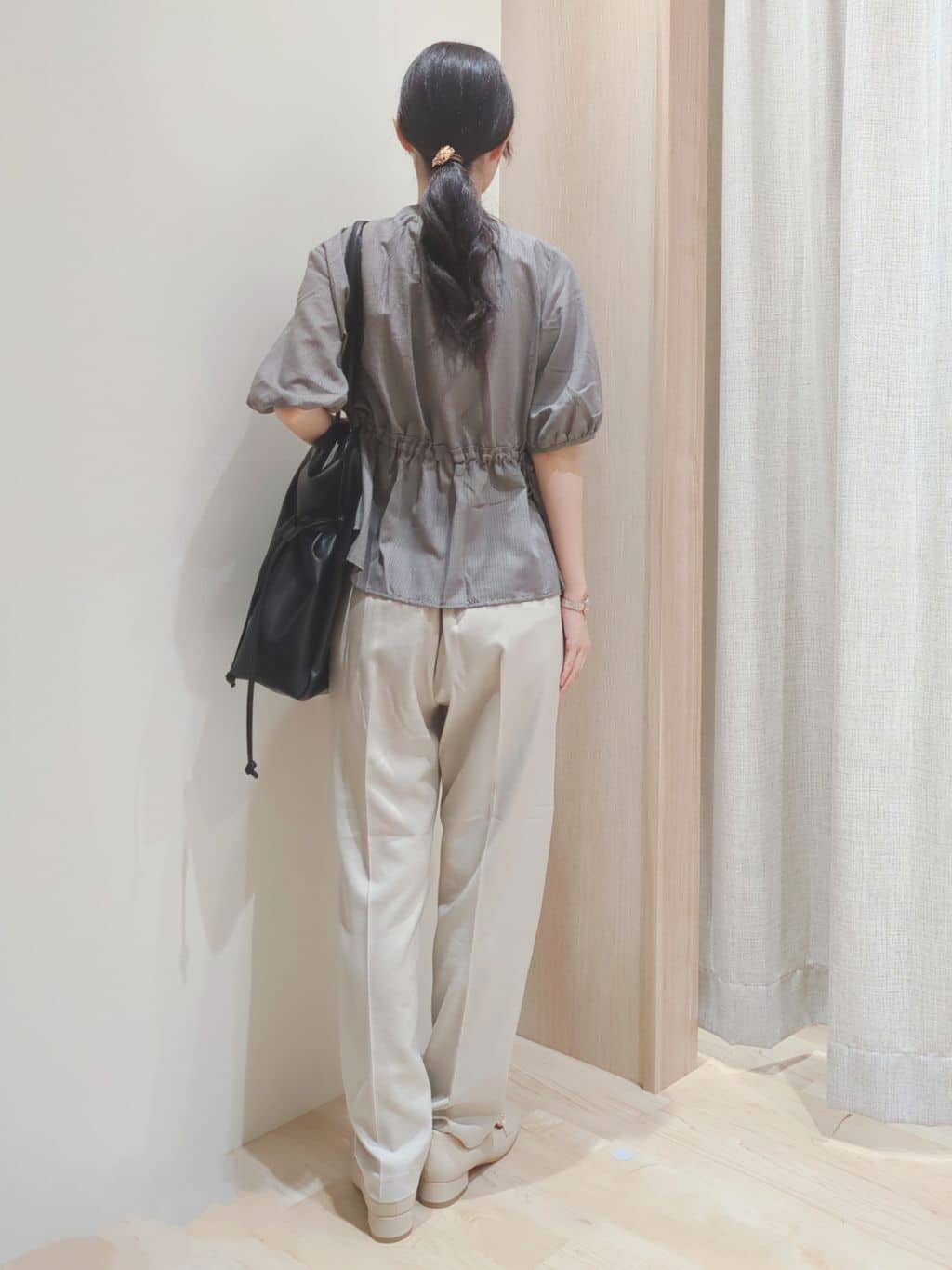 Yuiさんの「grove｜【二の腕/体型カバー】メリハリシルエットが叶うシャーリングブラウス」を使ったコーディネート