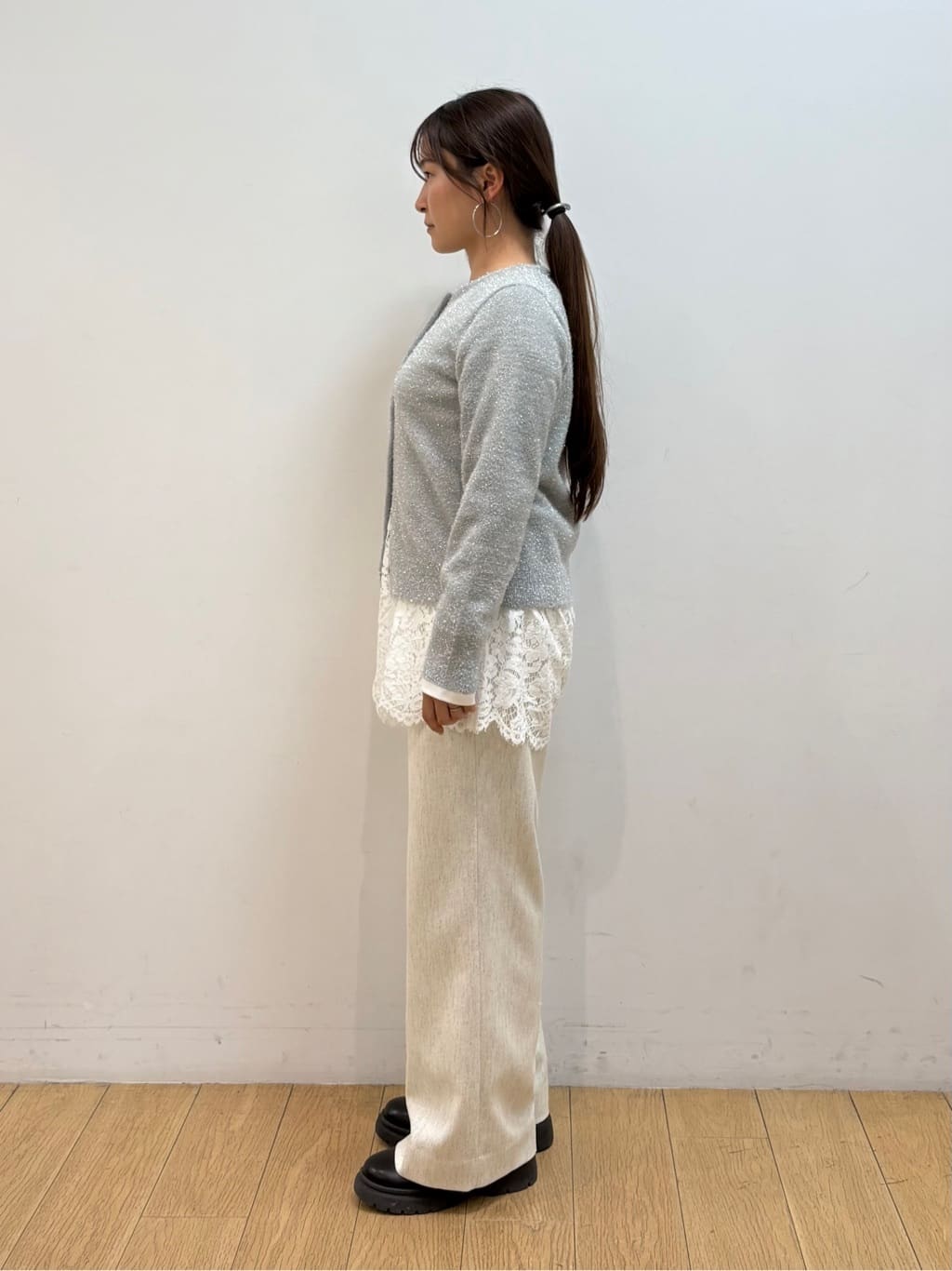 maiさんの「INDIVI｜【洗える】ラメニットカーディガン」を使ったコーディネート