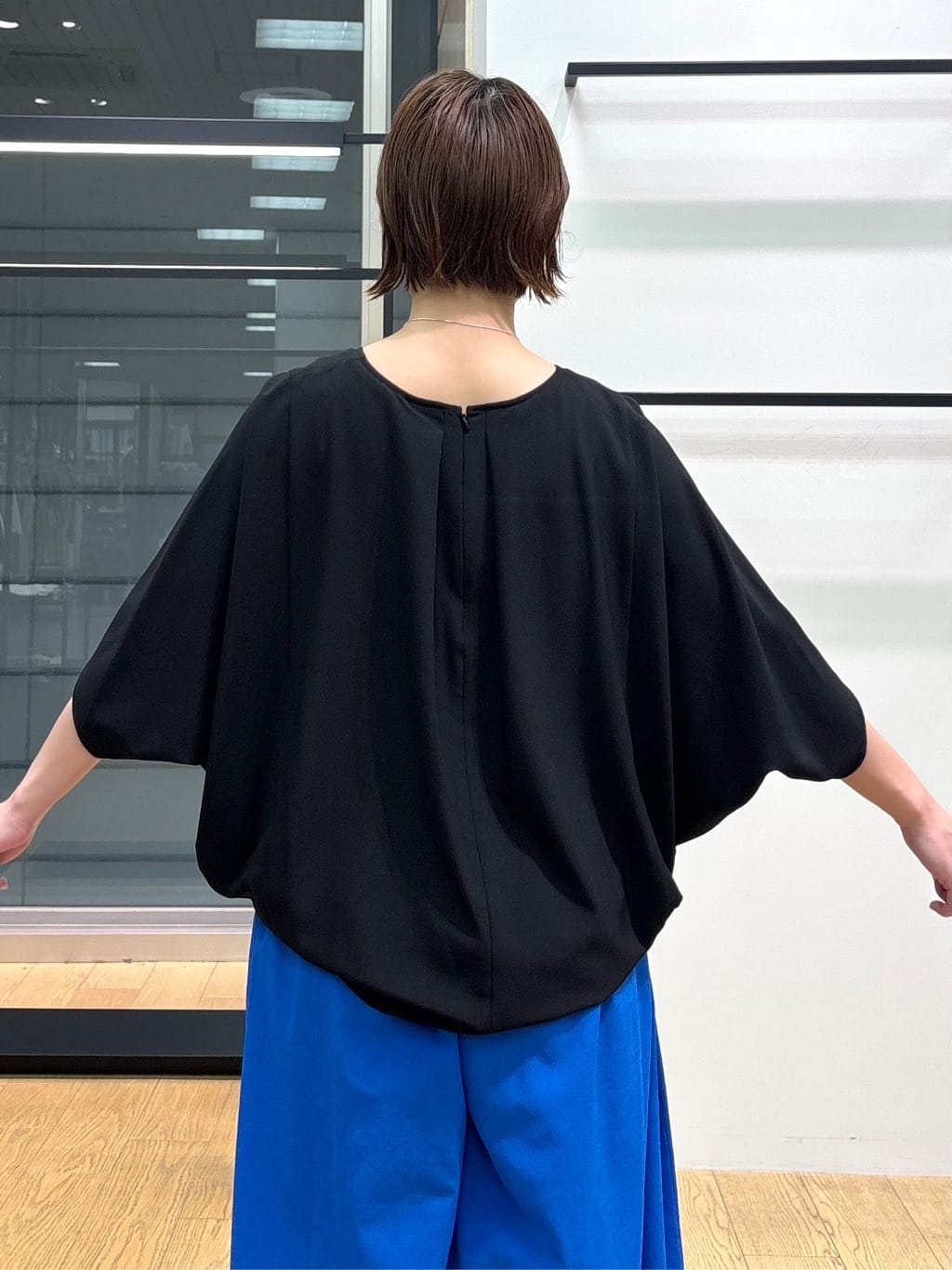 asamiさんの「INDIVI｜【体型カバー/SETUP可能】ジョーゼット　ドルマンブラウス」を使ったコーディネート