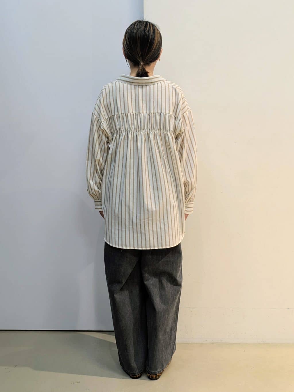 kotoさんの「THE SHOP TK｜【後ろ姿もサマになる】ストライプ バックシャーリングシャツ/体型カバー/洗える」を使ったコーディネート