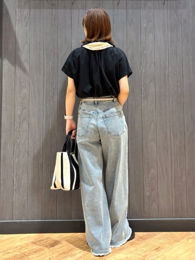 meiさんの「SHOO･LA･RUE｜【S-LL/裏ひんやり/ストレッチ】ワイドストレートデニムパンツ」を使ったコーディネート