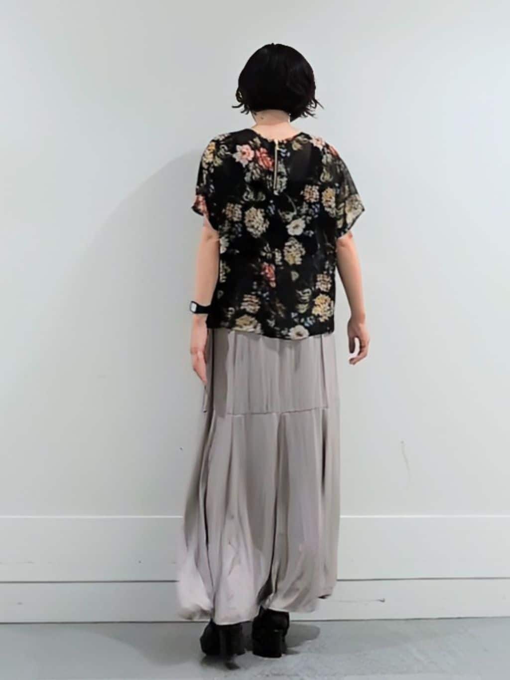 ミズタさんの「UNTITLED｜【セットアップ可/花柄エレガント】アンティークフラワー柄ブラウス」を使ったコーディネート