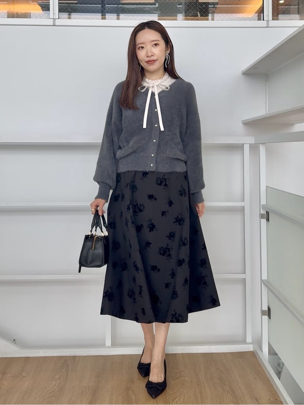 teiさんの「Couture brooch｜【ふわふわ/前後2WAY】フェザーカーディトップス」を使ったコーディネート