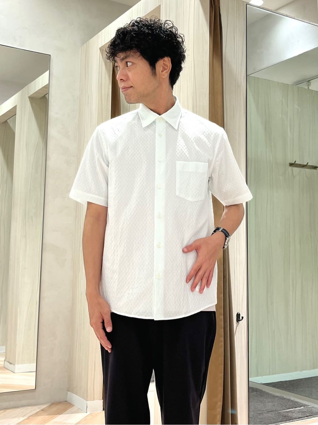 URAさんの「TAKEO KIKUCHI｜【3Dナイロンストレッチ】スリムイージーパンツ」を使ったコーディネート