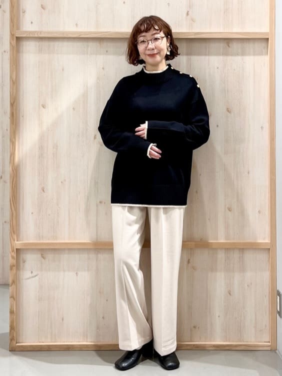 nakoさんの「THE SHOP TK｜【インしないで着られる】金ボタン ハイネックニット/毛玉になりにくい/静電気防止/洗濯機OK」を使ったコーディネート