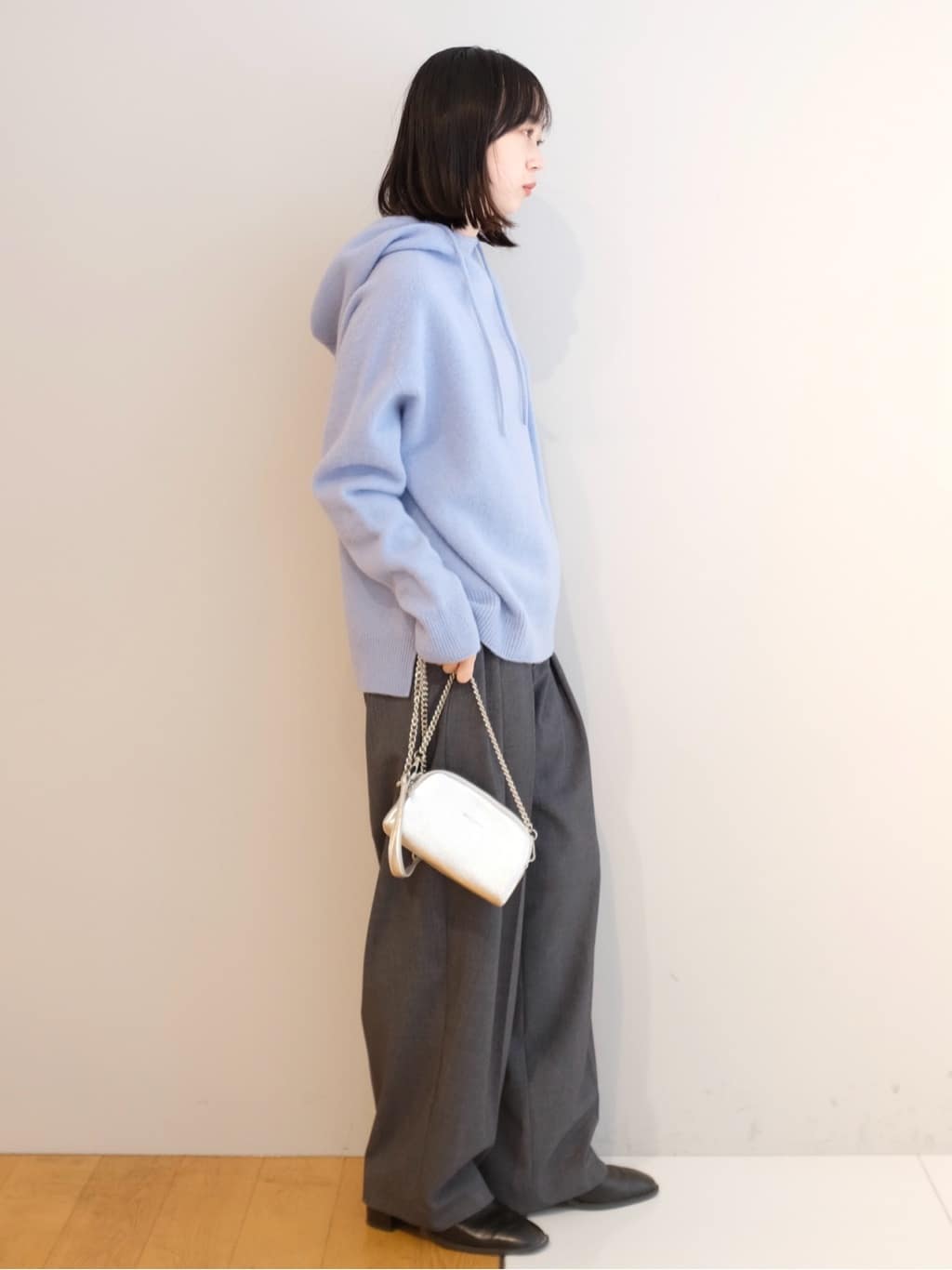 Kishimotoさんの「DRESSTERIOR｜カシミヤブレンドフードニット」を使ったコーディネート