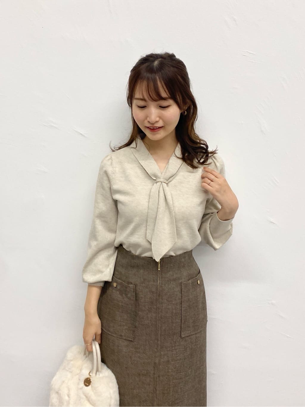みさかさんの「index｜ゴールドパーツ付きボウタイニット【洗濯機OK】《10col／XS～LL》」を使ったコーディネート