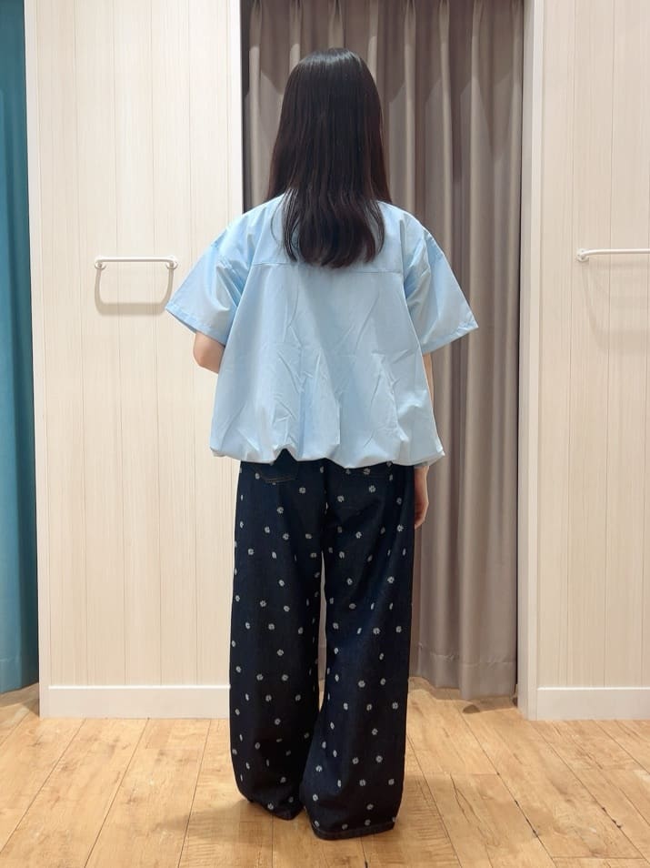 moneさんの「SHOO･LA･RUE｜【S-LL】周りと差がつく デイジー柄デニムワイドパンツ」を使ったコーディネート