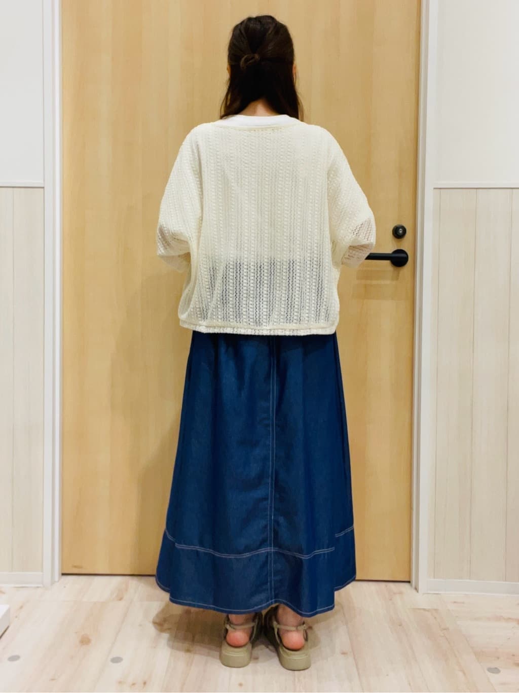 minamiさんの「SHOO･LA･RUE｜【洗える/S-LL】季節の変わり目に 透かし柄が涼やか ジップブルゾン」を使ったコーディネート