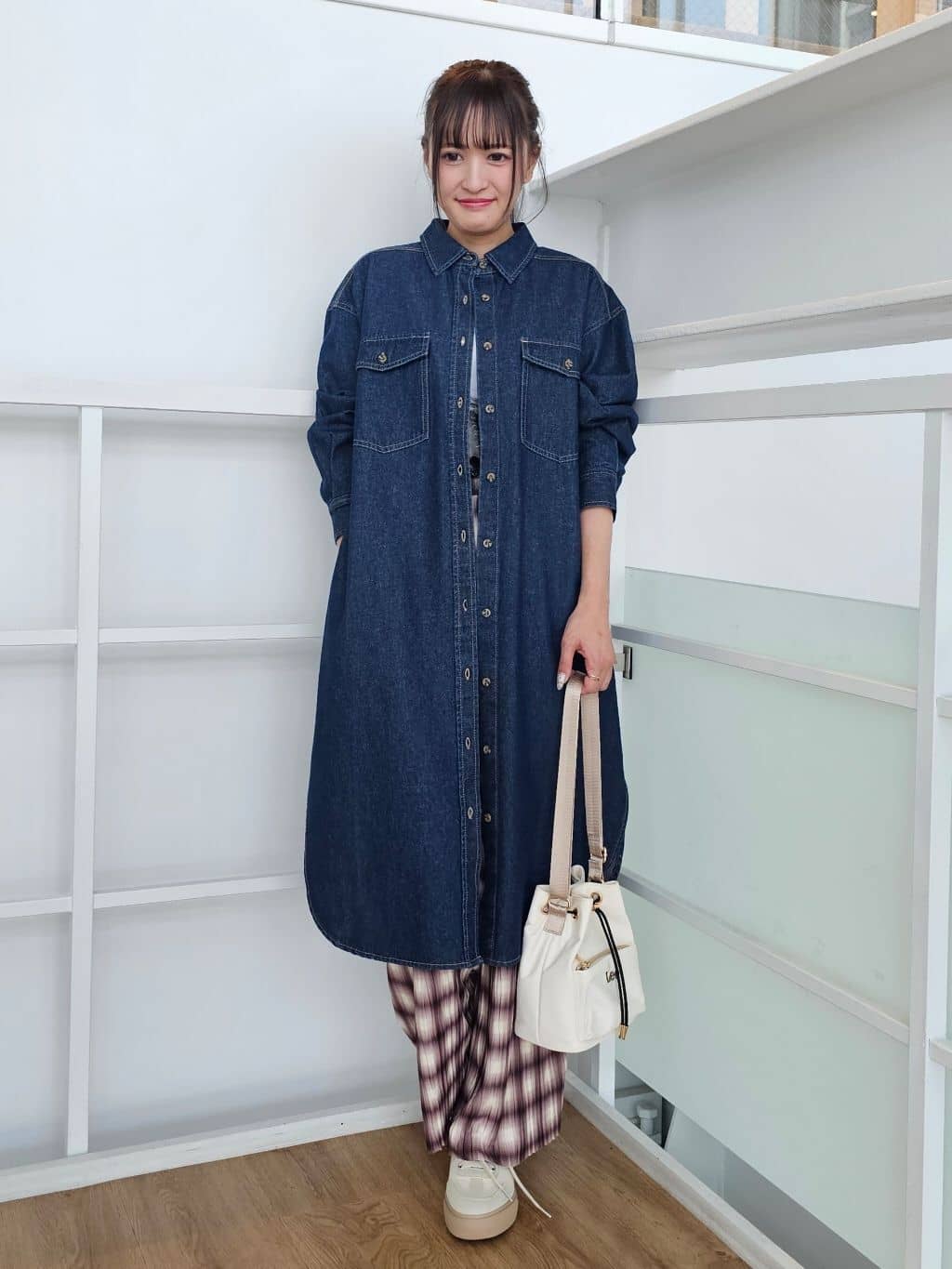 ゆゆさんの「SHOO･LA･RUE｜【S-LL】ロングシーズン活躍 デニムシャツワンピース」を使ったコーディネート
