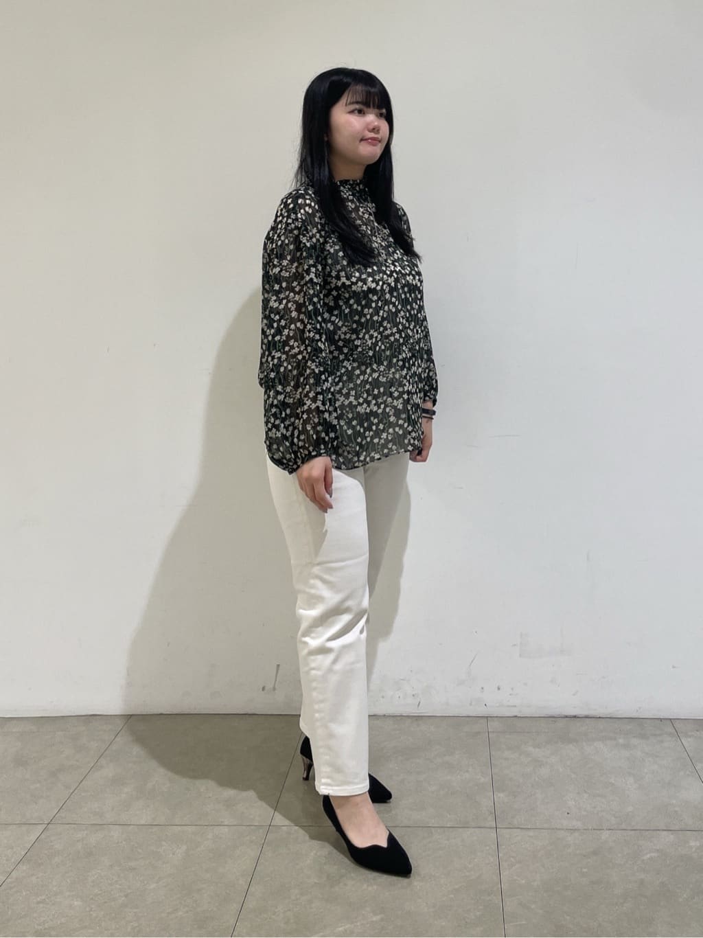 emikaさんの「INDIVI｜【秋映え柄/セットアップ可能】フラワーシフォンブラウス」を使ったコーディネート