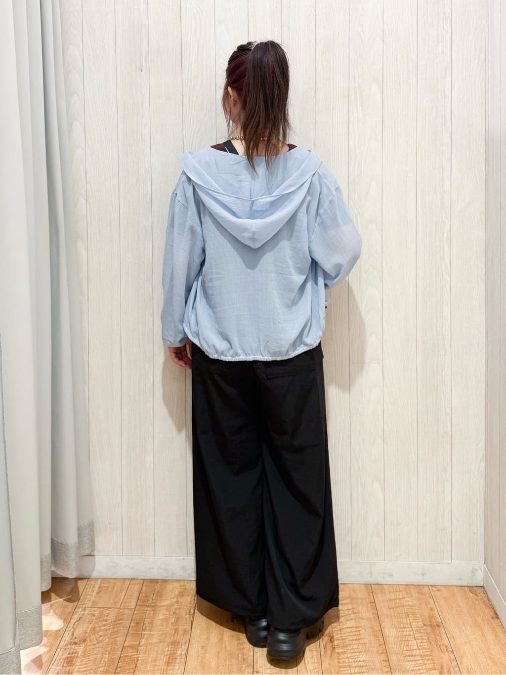 愛さんの「SHOO･LA･RUE｜【S-LL】大人の抜け感 シアーボイルフーディパーカ」を使ったコーディネート