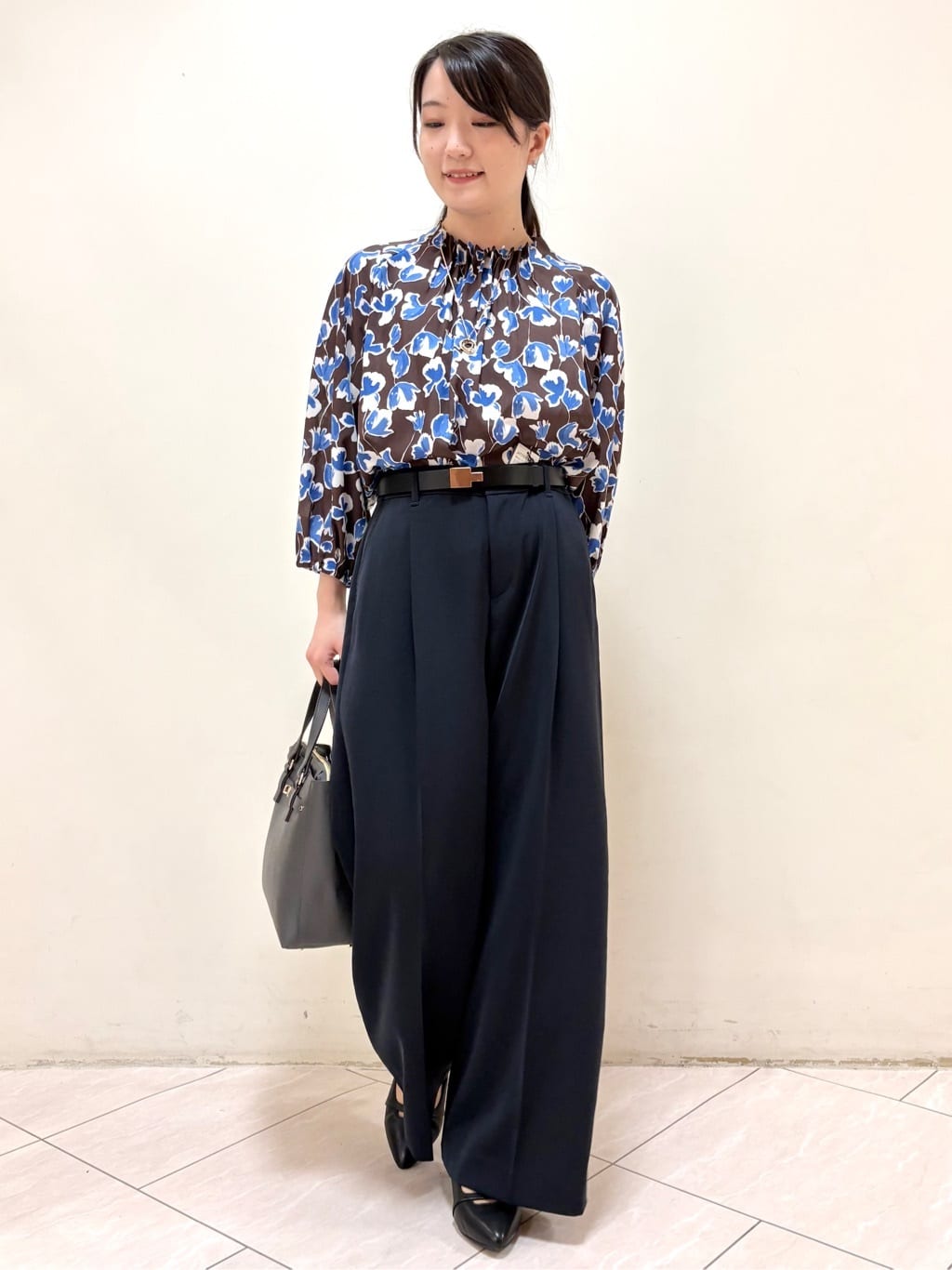mikiさんの「Reflect｜【ジャケットのインナーにおすすめ◎】花柄タックデザインブブラウス」を使ったコーディネート