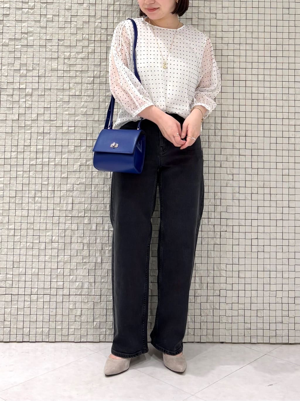 sakuさんの「INDIVI｜【褒められデニム】ワイドストレート デニムパンツ」を使ったコーディネート