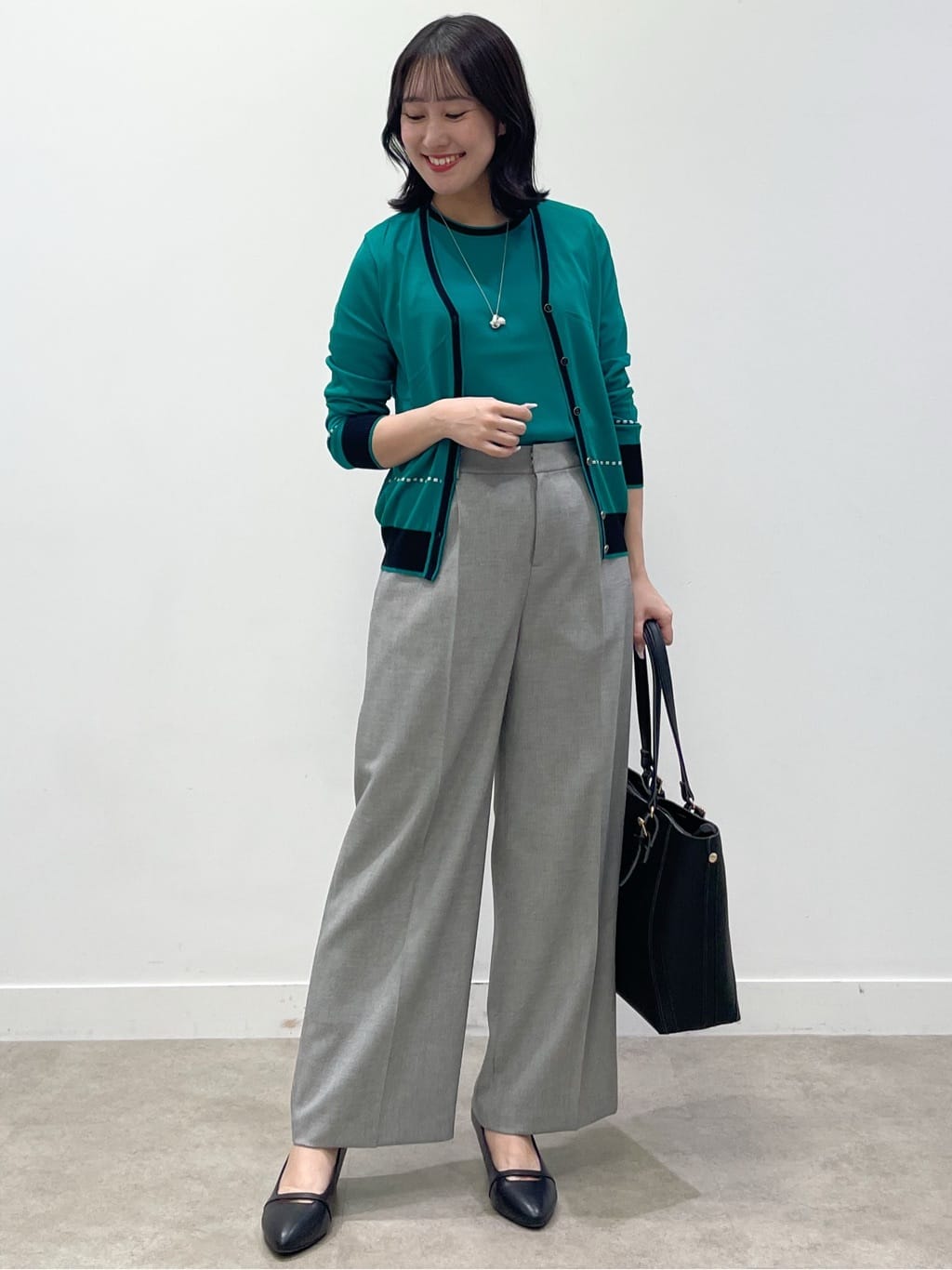 yukariさんの「Reflect｜【WEB先行カラーあり／手洗い可／アンサンブル可】バイカラーカーディガン」を使ったコーディネート