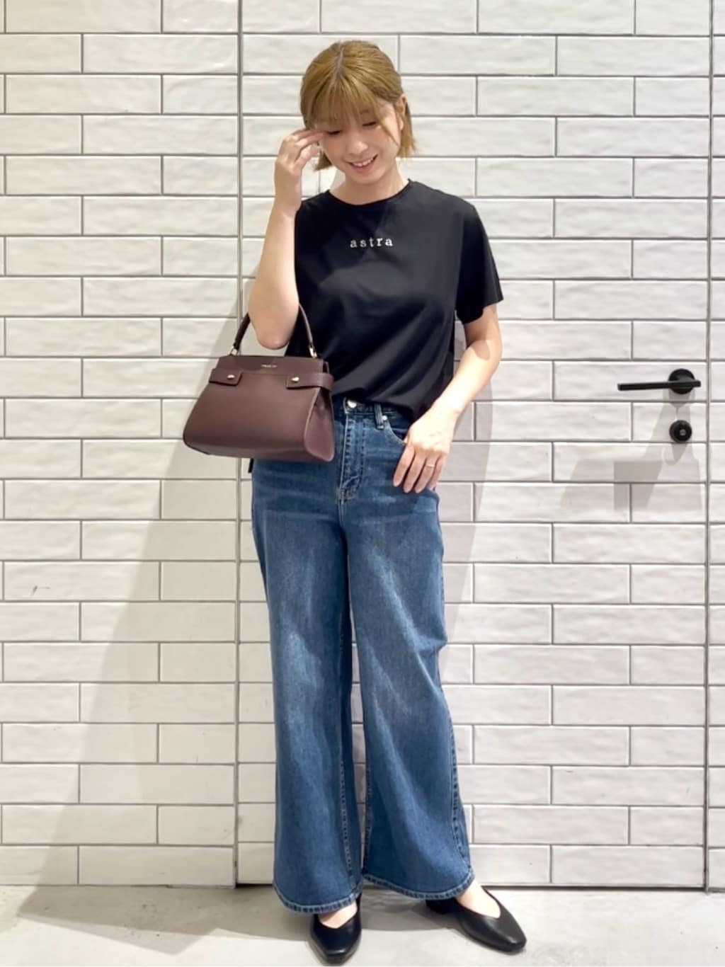 しおりさんの「OPAQUE.CLIP｜メタリック刺繍ロゴTシャツ【接触冷感／洗濯機洗い可】」を使ったコーディネート