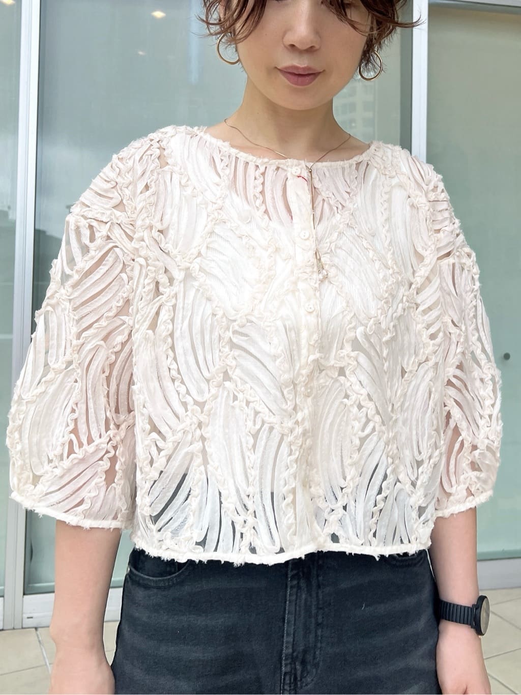yo-koさんの「OPAQUE.CLIP｜シアー刺繍レース前開きブラウス【洗濯機洗い可】」を使ったコーディネート