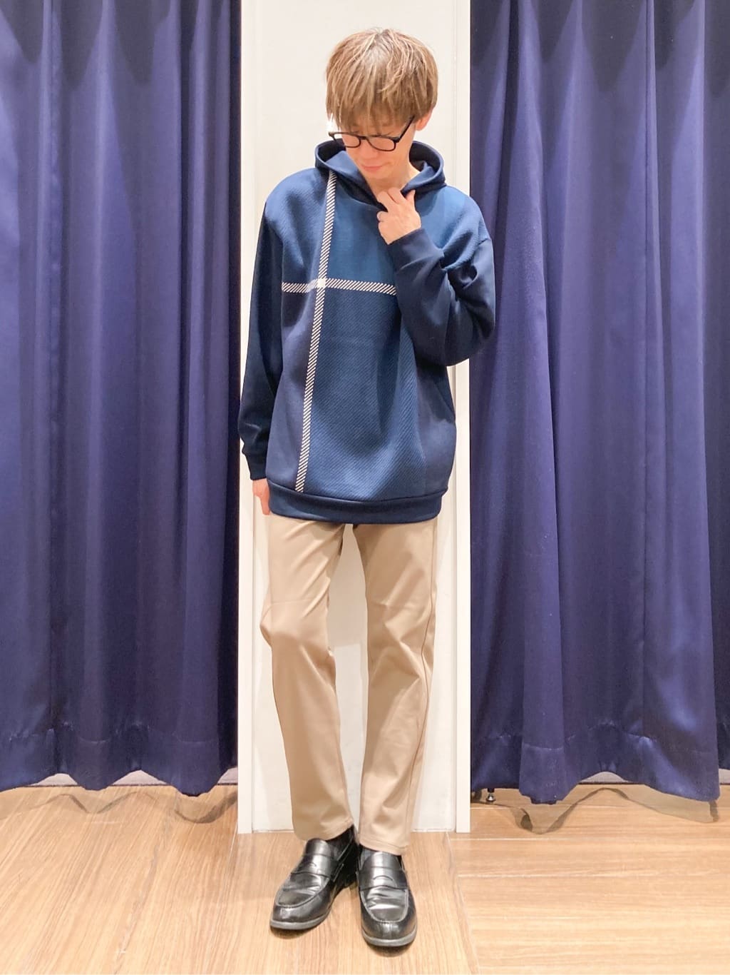 つーじーさんの「THE SHOP TK｜【大人の休日スタイルにはこれ！】フロントチェック柄ニットパーカ　洗濯機OK」を使ったコーディネート