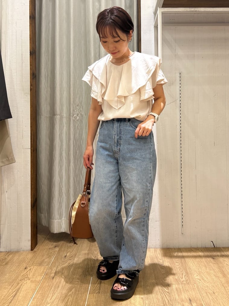 ga_riさんの「THE SHOP TK｜【ONOFF活躍】フリルデザインブラウス/セットアップ可」を使ったコーディネート