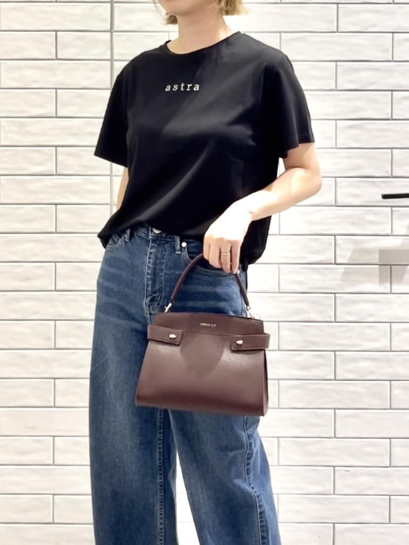 しおりさんの「OPAQUE.CLIP｜メタリック刺繍ロゴTシャツ【接触冷感／洗濯機洗い可】」を使ったコーディネート