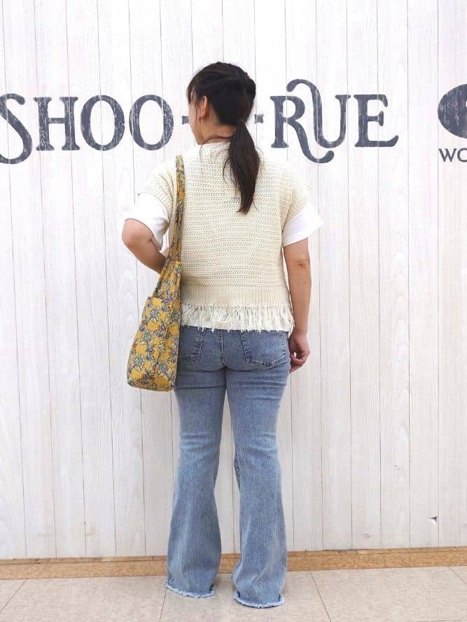 とろろさんの「SHOO･LA･RUE｜【S-LL】裾フリンジマクラメVネックニット」を使ったコーディネート