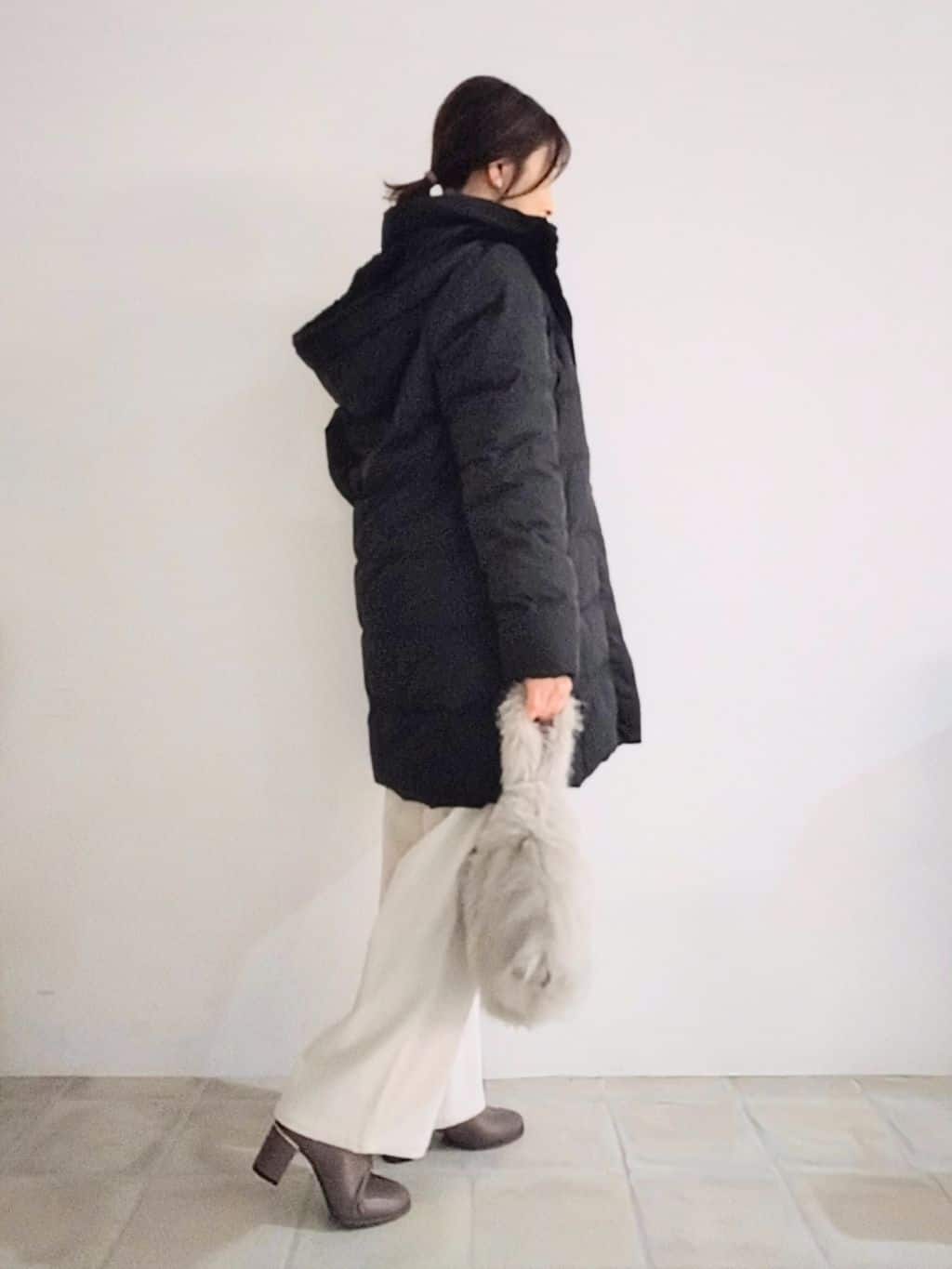 miomioさんの「SHOO･LA･RUE｜【洗濯機可/撥水】フェイクファーフード ロングダウン」を使ったコーディネート