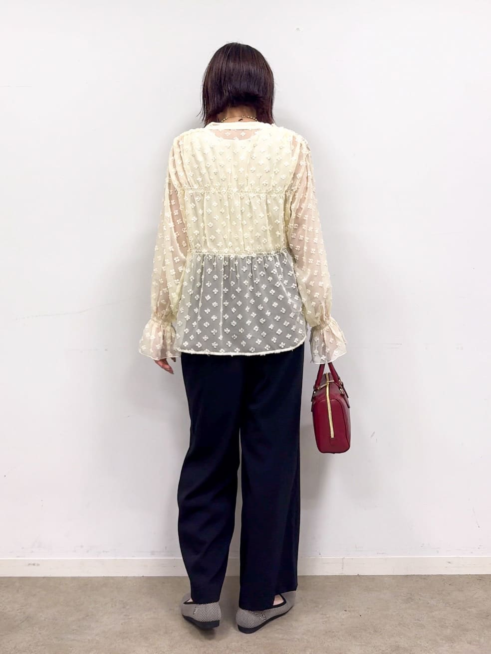 𝐜𝐡𝐢𝐤𝐚さんの「SHOO･LA･RUE｜華やかにさをプラスする シアードビー シャーリングブラウス」を使ったコーディネート