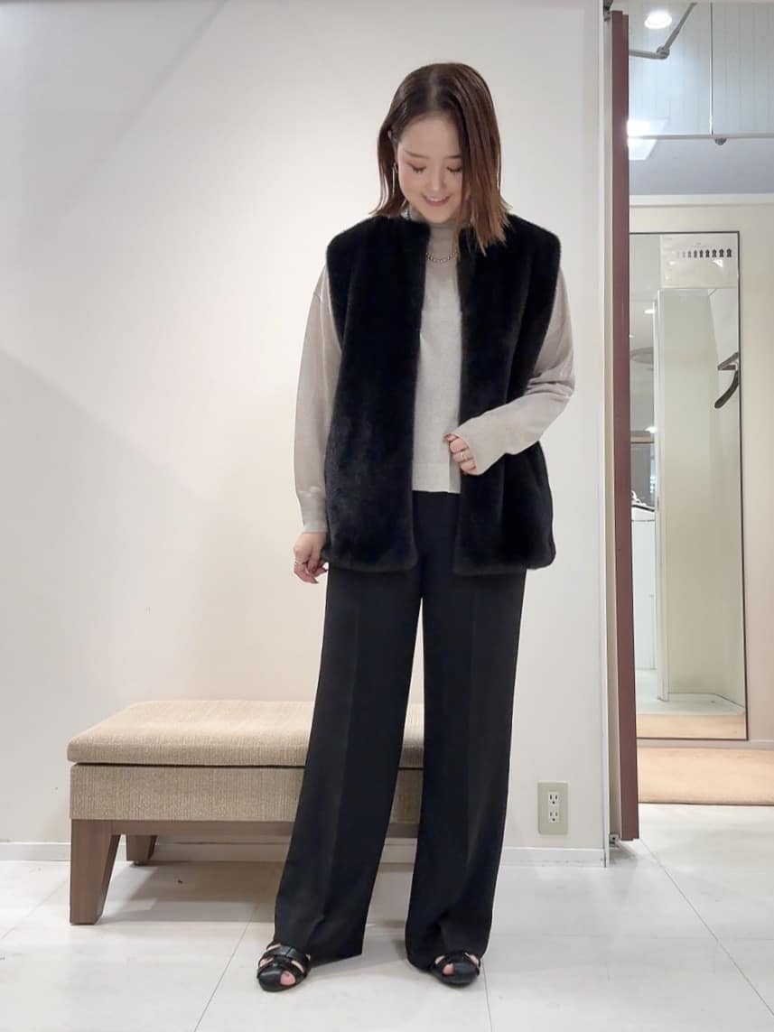 YUIさんの「UNTITLED｜【トレンド/ジレ】フェイクファーベスト」を使ったコーディネート