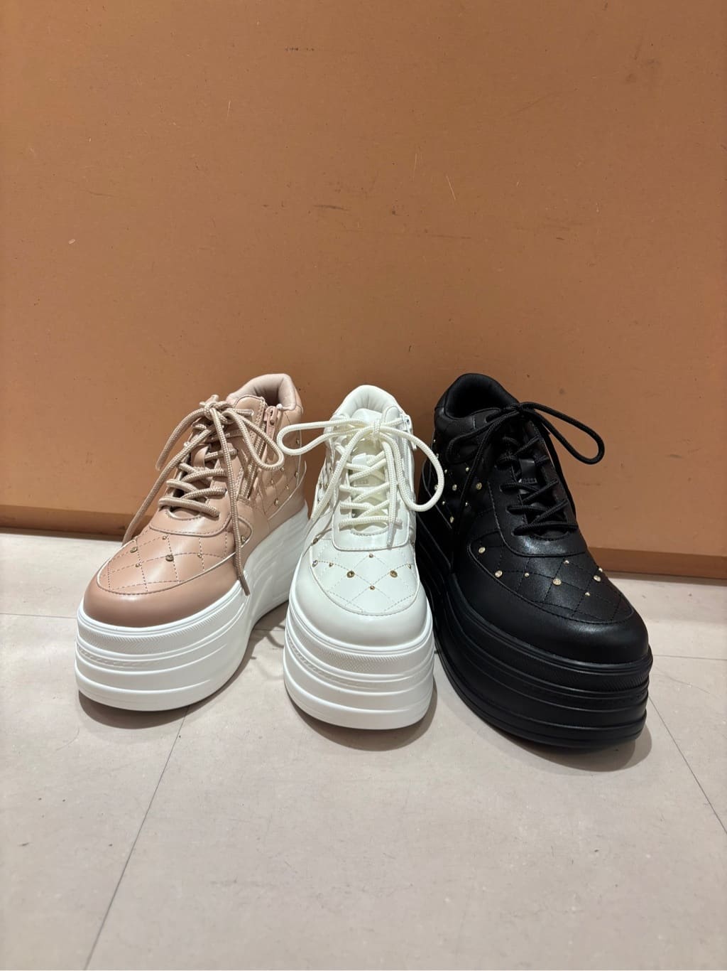 SACHAさんの「ESPERANZA｜【EC先行販売】きゅんフィット厚底フラットキルティングスタッズスニーカー」を使ったコーディネート