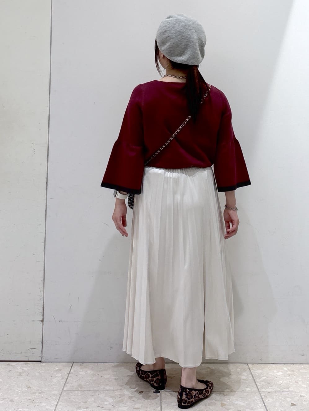 mameさんの「OPAQUE.CLIP｜フェイクスウェードプリーツスカート【静電気防止加工／洗濯機OK】」を使ったコーディネート